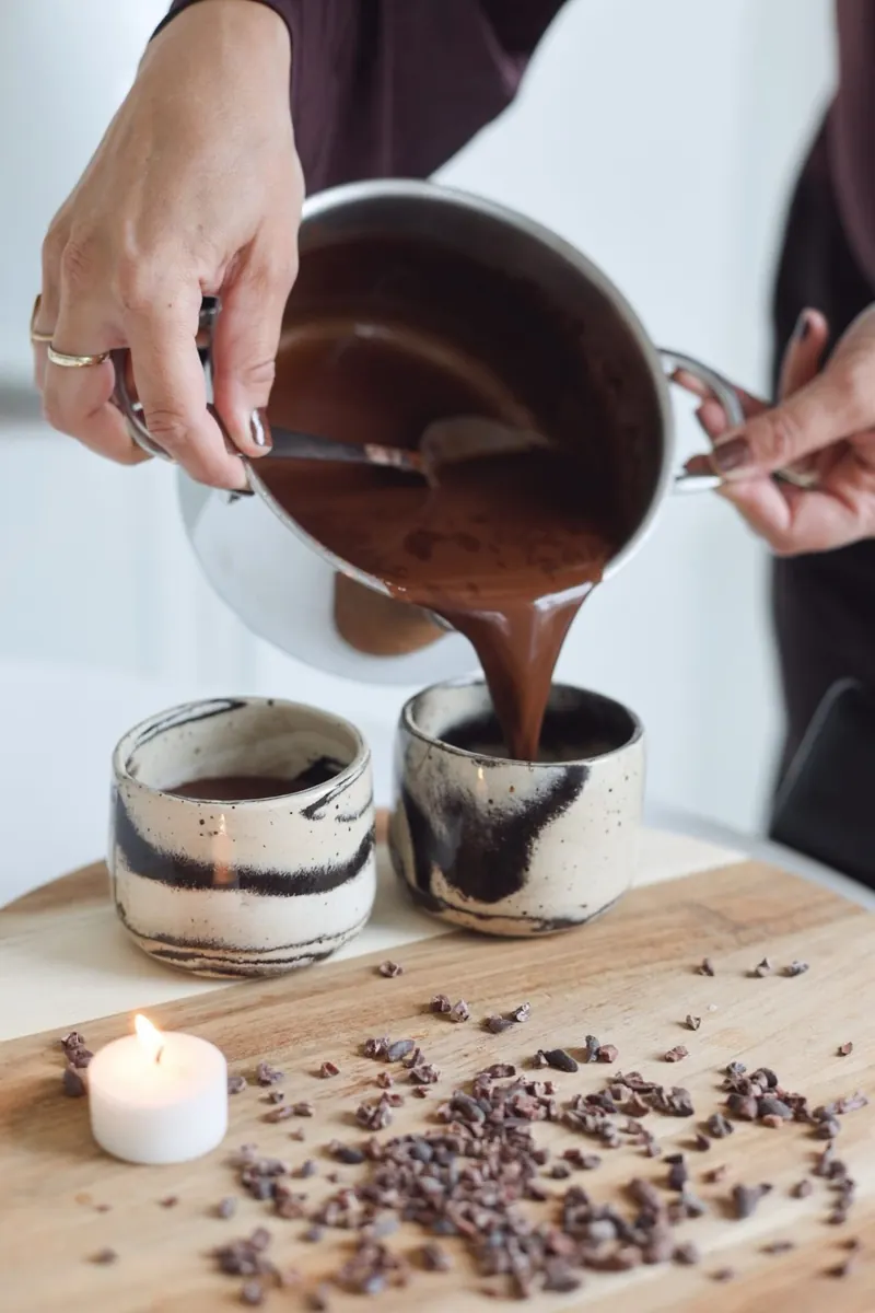Ceremoniële cacao wordt ingeschonken