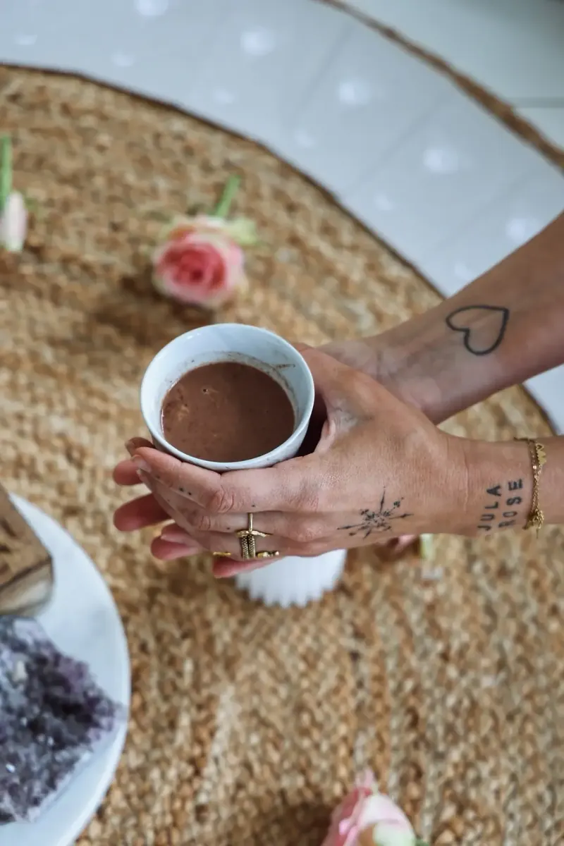 Eva-Lotte houdt een kop ceremoniële cacao vast