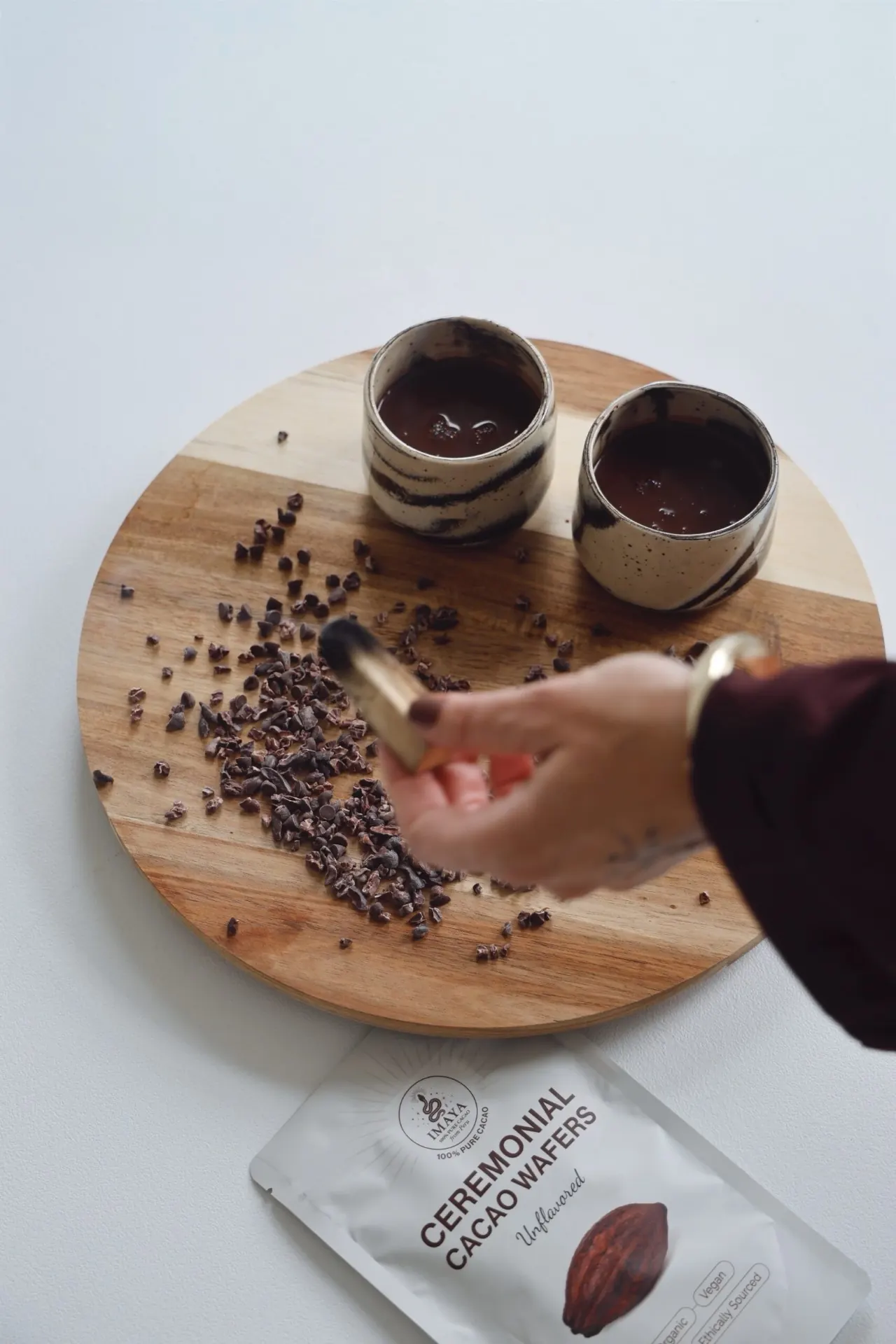 Cacao wordt geschonken in beker met stoom