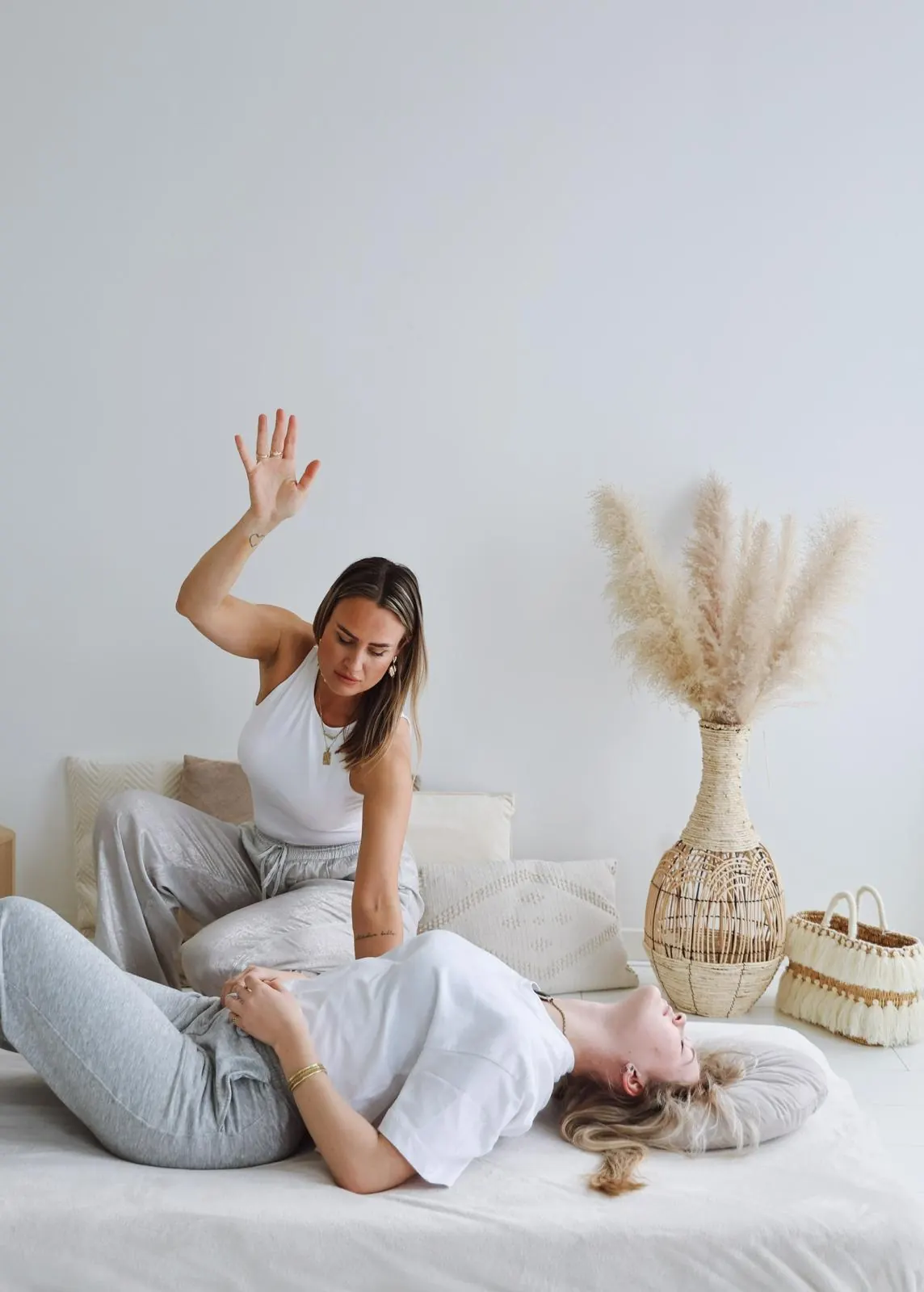 Eva-Lotte draagt het veld tijdens een kundalini facilitator opleiding