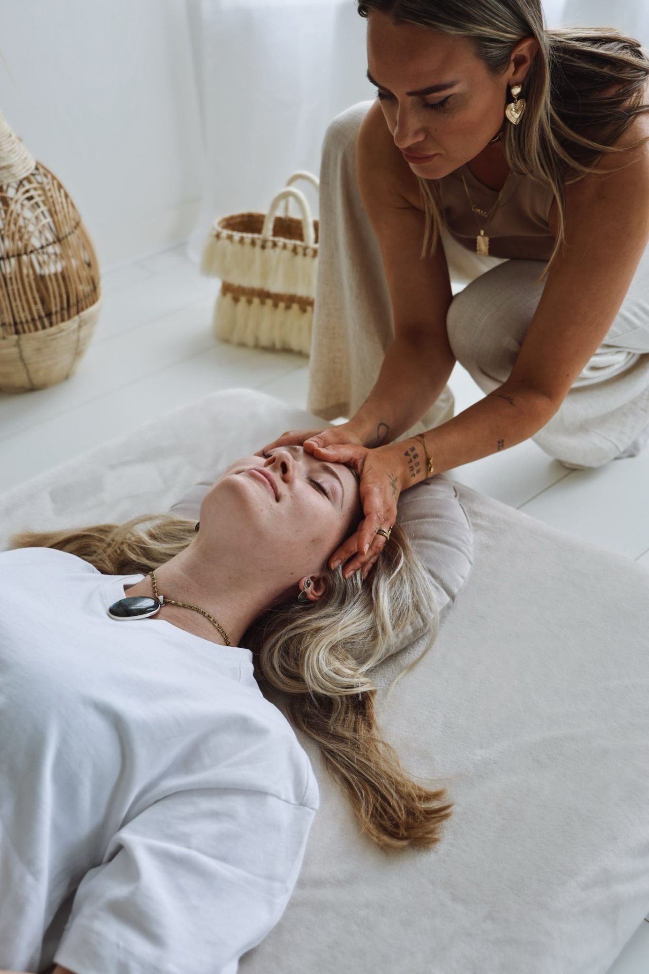 Eva-Lotte begeleidt een kundalini activatie sessie met zachte aanraking aan het hoofd